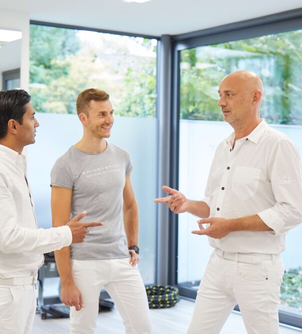 Besprechung zwischen Prasobh Theruvath, Tim Krumfuss und Prof. Dr. med. Axel Partenheimer